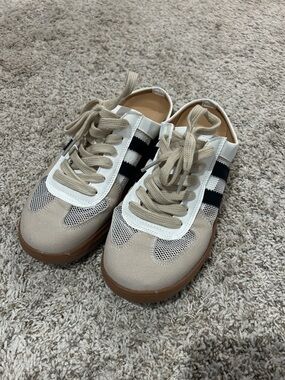 NWOT!! Casual Beige & Black Mesh Leather Lace-Up Slip On Sneakers